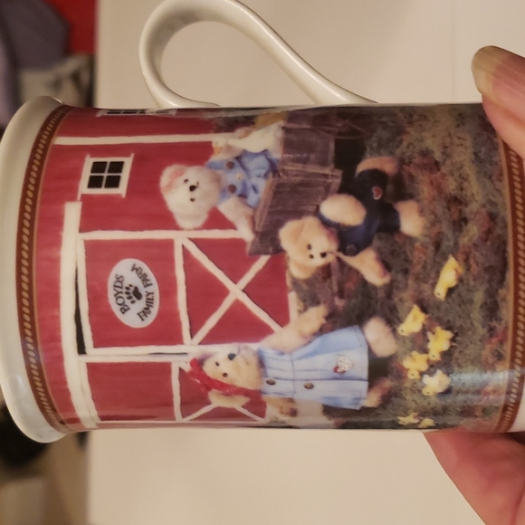 Five Boyd's Bear Mugs includes (5) - Picture 5 of 12